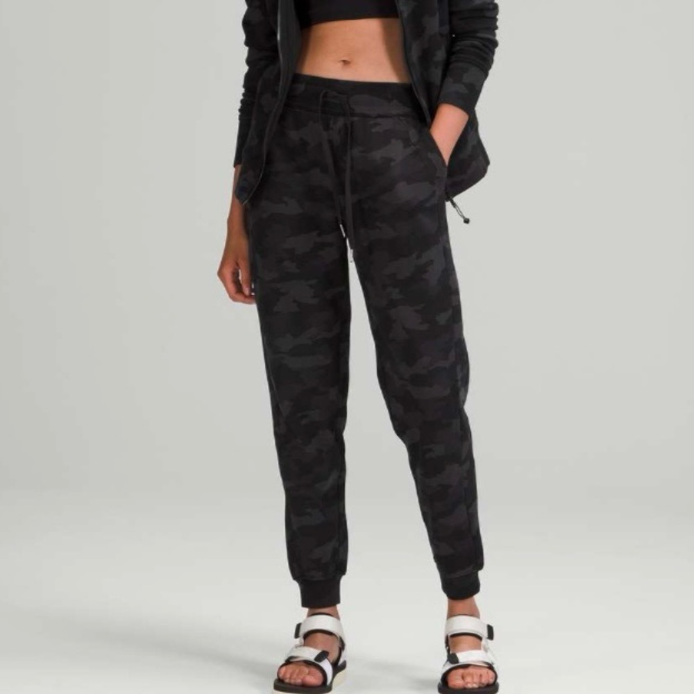 Lululemon Scuba Joggers in Heritage 365 Camo Deep Coal Multi
